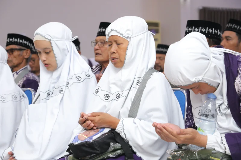 
Para calon jemaah haji asal Kabupaten Bandung yang tergabung di Kloter 1 Embarkasi Kertajati, berdoa dengan hikmat saat dilepas Bupati Bandung Dadang Supriatna di Gedung Cenderawasih Lanud Sulaiman Kecamatan Margahayu, Kamis (1/5/2025) pagi.(Foto: maji/dara)
