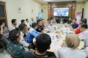 Bupati Bandung Dadang Supriatna bersama unsur pimpinan daerah berdialog dengan perwakikan Serikat Buruh dalam Memperingati Hari Buruh Internasional atau May Day 1 di Soreang, Kamis, (1/5/2025).(Foto: maji/dara)
