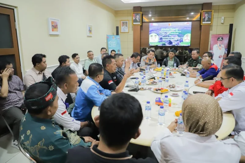 Bupati Bandung Dadang Supriatna bersama unsur pimpinan daerah berdialog dengan perwakikan Serikat Buruh dalam Memperingati Hari Buruh Internasional atau May Day 1 di Soreang, Kamis, (1/5/2025).(Foto: maji/dara)
