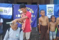 Sejumlah warga Desa Sukasenang, Kecamatan Banyuresmi, Kabupaten Garut rela dicukur sampai plontos sebagai bentuk kebahagiaan atas keberhasilan Persib Bandung kembali menjadi juara di Liga 1 musim ini (Foto: Istimewa)