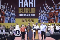 Presiden Prabowo Subianto hadir dalam acara peringatan Hari Buruh Internasional Tahun 2025 yang diselenggarakan di kawasan Monumen Nasional (Monas), Jakarta, pada Kamis, 1 Mei 2025. (Foto: BPMI Setpres)
