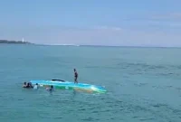 Perahu nelayan terbalik di perairan Karang Papak, Kecamatan Cikelet, Kabupaten Garut, Sabtu (24/5/2025). Petugas dan nelayan lain melakukan upaya penyelamatan (Foto: Istimewa)