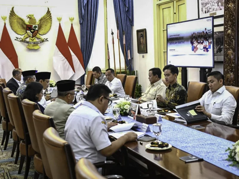 Presiden Prabowo Subianto memimpin rapat terbatas bersama Wakil Presiden Gibran Rakabuming dan sejumlah jajaran Kabinet Merah Putih di Istana Merdeka, Jakarta, pada Rabu, 30 April 2025. (Foto: BPMI Setpres)
