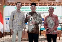 Ketua BPC HIPMI Kota Bandung Ibrahim Imaduddin Islam bersama Wakil Wali Kota Bandung Erwin dan Ketua DPRD Kota Bandung Asep Mulyana saat menghadiri Welcoming Event dan Diklatcab BPC HIPMI Kota Bandung di Pendopo Kota Bandung, Jalan Dalemkaum, Kota Bandung, Minggu (29/6/2025)(Foto: Istimewa)