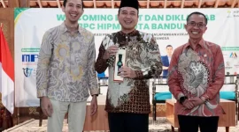 Ketua BPC HIPMI Kota Bandung Ibrahim Imaduddin Islam bersama Wakil Wali Kota Bandung Erwin dan Ketua DPRD Kota Bandung Asep Mulyana saat menghadiri Welcoming Event dan Diklatcab BPC HIPMI Kota Bandung di Pendopo Kota Bandung, Jalan Dalemkaum, Kota Bandung, Minggu (29/6/2025)(Foto: Istimewa)