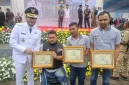 Kasep Ayatulloh menerima penghargaan dari Bupati Bandung Barat Jeje Ritchie Ismail, mewakili atlet Jaenal Aripin (Foto: Istimewa)