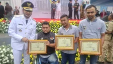 Kasep Ayatulloh menerima penghargaan dari Bupati Bandung Barat Jeje Ritchie Ismail, mewakili atlet Jaenal Aripin (Foto: Istimewa)