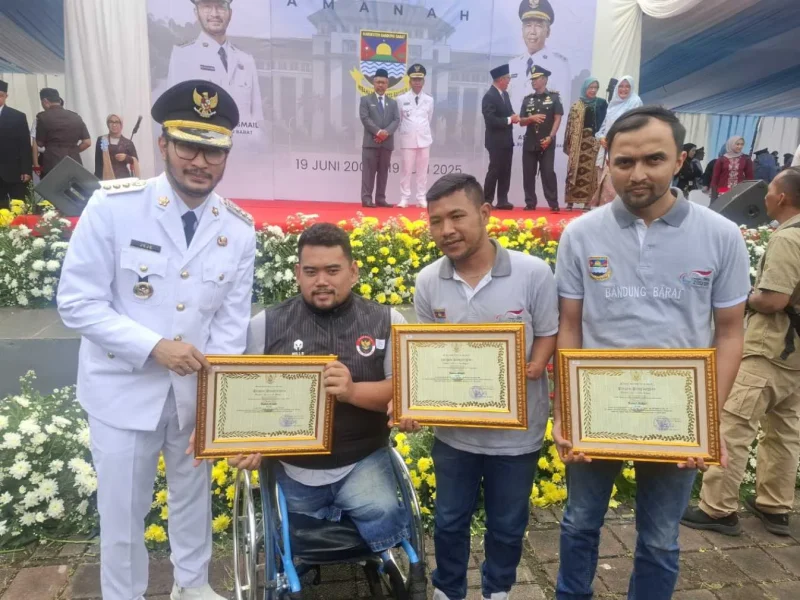 Kasep Ayatulloh menerima penghargaan dari Bupati Bandung Barat Jeje Ritchie Ismail, mewakili atlet Jaenal Aripin (Foto: Istimewa)