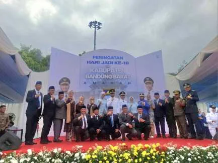 Bupati Bandung Barat Jeje Ritchie Ismail dan  Wakil Bupati Bandung Barat Asep Ismail beserta para pejabat eselon 2 usai Upacara Peringatan Hari Jadi KBB ke-18 (Foto: Istimewa)
