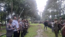 Wabup Bandung Barat Asep Ismail, Kepala Satpol PP KBB Ludi Awaludin, Asda 1 KBB Asep Sehabudin serta undangan lainnya serempak menabuh kentongan (Foto: Istimewa)