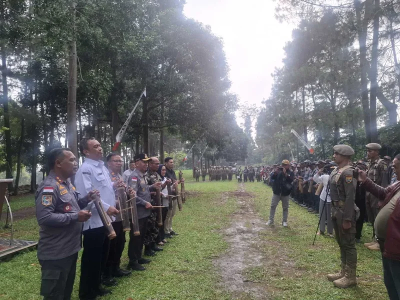 Wabup Bandung Barat Asep Ismail, Kepala Satpol PP KBB Ludi Awaludin, Asda 1 KBB Asep Sehabudin serta undangan lainnya serempak menabuh kentongan (Foto: Istimewa)