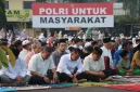 Kapolres Garut, AKBP Mochamad Fajar Gemilang, melaksanakan salat idul Adha bersama warga di halaman Mapolres Garut, Jumat (6/6/2025)(Foto: Istimewa)