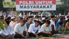 Kapolres Garut, AKBP Mochamad Fajar Gemilang, melaksanakan salat idul Adha bersama warga di halaman Mapolres Garut, Jumat (6/6/2025)(Foto: Istimewa)