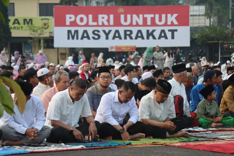Kapolres Garut, AKBP Mochamad Fajar Gemilang, melaksanakan salat idul Adha bersama warga di halaman Mapolres Garut, Jumat (6/6/2025)(Foto: Istimewa)