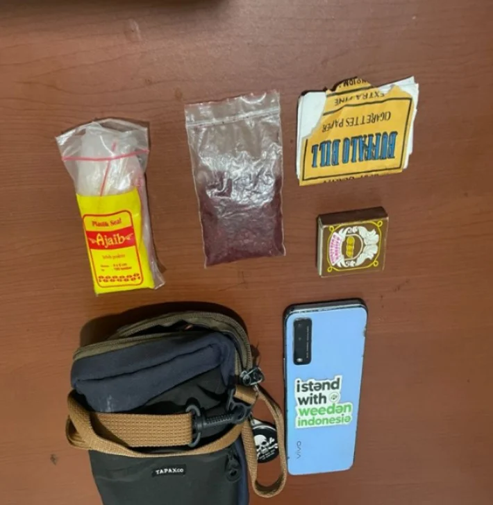  Sejumlah barang bukti yang di sita polisi dari tersangka MHAR (22).