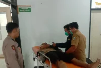 Pengemudi sepeda motor korban laka lantas di Jalan Raya Cipelah, Kecamatan Cisurupan, Garut, mendapatkan penanganan medis di fasilitas kesehatan terdekat, Selasa (17/6/2025)(Foto: Istimewa)