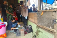 Mayat pria di samping pangkalan ojek Pasar Andir Bayongbong, Kabupaten Garut hebohkan warga, Selasa (27/6/2025)(Foto: Istimewa)