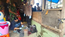 Mayat pria di samping pangkalan ojek Pasar Andir Bayongbong, Kabupaten Garut hebohkan warga, Selasa (27/6/2025)(Foto: Istimewa)