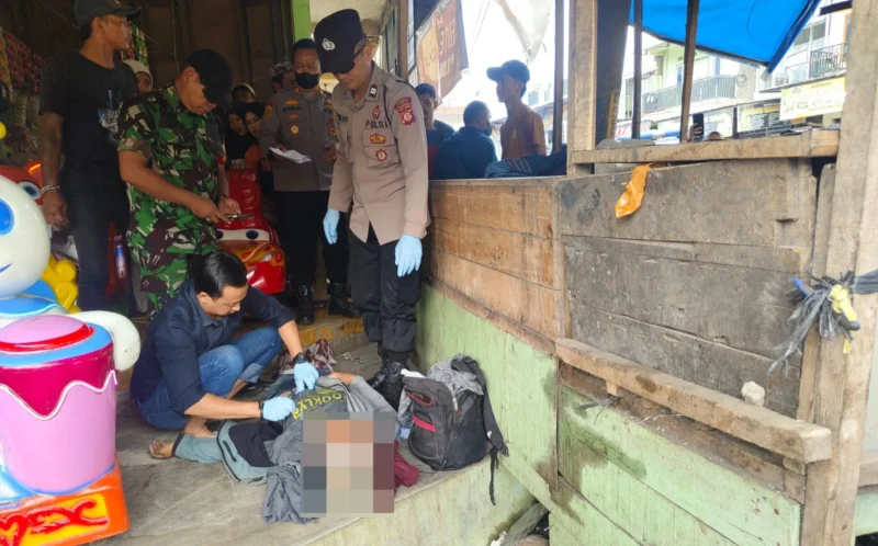 Mayat pria di samping pangkalan ojek Pasar Andir Bayongbong, Kabupaten Garut hebohkan warga, Selasa (27/6/2025)(Foto: Istimewa)