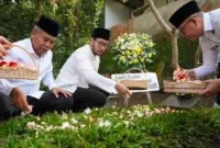 Jeje Ritchie Ismail dan Wakil Bupati Asep Ismail saat tabur bunga (foto: doc Prokopim)