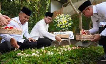 Jeje Ritchie Ismail dan Wakil Bupati Asep Ismail saat tabur bunga (foto: doc Prokopim)