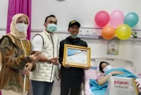 Menteri BKKBN saat mengunjungi bayi yang lahir pada 29 Juni 2025 di RSUD Lembang (Foto: Istimewa)