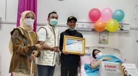 Menteri BKKBN saat mengunjungi bayi yang lahir pada 29 Juni 2025 di RSUD Lembang (Foto: Istimewa)
