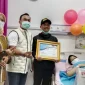 Menteri BKKBN saat mengunjungi bayi yang lahir pada 29 Juni 2025 di RSUD Lembang (Foto: Istimewa)