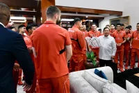 
Timnas Indonesia mendapat kehormatan disambut langsung Presiden Republik Indonesia, Prabowo Subianto, di kediaman pribadinya di Jalan Kertanegara, Jakarta, Jumat (6/6/2025).(Foto: PSSI)
