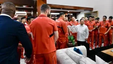 
Timnas Indonesia mendapat kehormatan disambut langsung Presiden Republik Indonesia, Prabowo Subianto, di kediaman pribadinya di Jalan Kertanegara, Jakarta, Jumat (6/6/2025).(Foto: PSSI)
