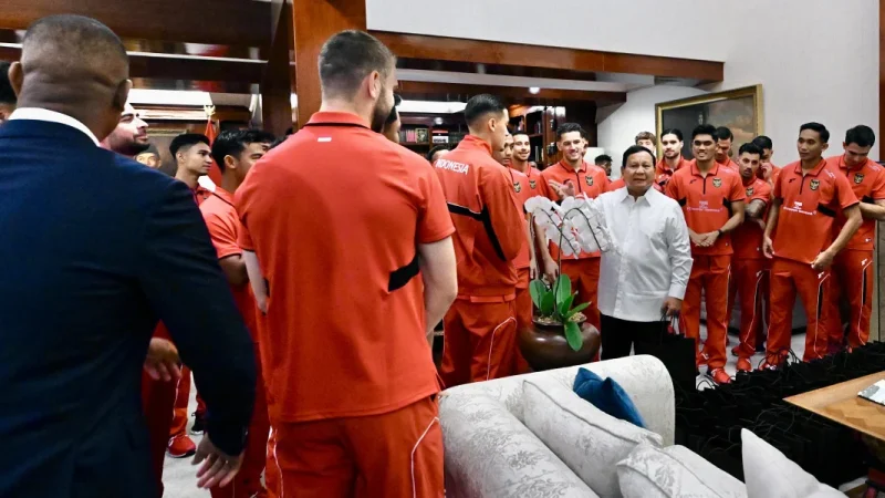 
Timnas Indonesia mendapat kehormatan disambut langsung Presiden Republik Indonesia, Prabowo Subianto, di kediaman pribadinya di Jalan Kertanegara, Jakarta, Jumat (6/6/2025).(Foto: PSSI)
