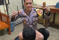Kapolsek Cibatu, Polres Garut, Iptu Amirudin Latif, menunjukan tersangka dan barang bukti kasus pencurian sepeda motor di wilayah hukun Polsek Cibatu, Selasa (3/6/2025)(Foto: Istimewa)