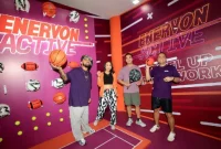 (dari kiri ke kanan Riana Re - Instruktur Cardio, sersama Winky Wiryawan - Musician, dan Pradipa
Osadawedya Syarif - Brand Manager Health Supplement Enervon mengajak generasi MZ berkomitmen
memulai langkah aktif untuk tetap bertenaga, penuh energi, dan produktif setelah jam kerja melalui
gerakan positif dan inspiratif.)