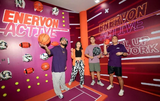 (dari kiri ke kanan Riana Re - Instruktur Cardio, sersama Winky Wiryawan - Musician, dan Pradipa
Osadawedya Syarif - Brand Manager Health Supplement Enervon mengajak generasi MZ berkomitmen
memulai langkah aktif untuk tetap bertenaga, penuh energi, dan produktif setelah jam kerja melalui
gerakan positif dan inspiratif.)