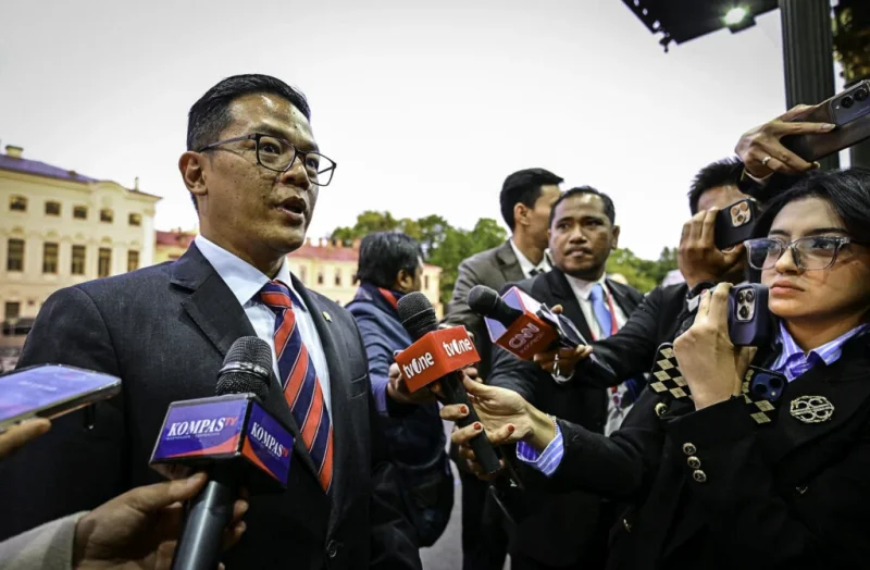 Menteri Luar Negeri Sugiono menyampaikan keterangan pers kepada awak media di St. Petersburg, pada Rabu, 18 Juni 2025. (Foto: BPMI Setpres)

