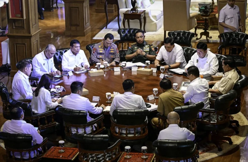 Presiden Prabowo Subianto menggelar pertemuan terbatas di kediaman pribadinya di Hambalang, Kabupaten Bogor, Jawa Barat, pada Senin, 23 Juni 2025. (Foto: BPMI Setpres)
