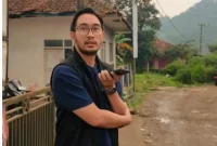 Bupati Bandung Barat Jeje Ritchie Ismail bersama Kepada Dinas PUTR, Mochamad Ridwan di Jalan Saguling-Jati beberapa waktu lalu (foto: Sumber IG akun Jeje)