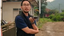 Bupati Bandung Barat Jeje Ritchie Ismail bersama Kepada Dinas PUTR, Mochamad Ridwan di Jalan Saguling-Jati beberapa waktu lalu (foto: Sumber IG akun Jeje)