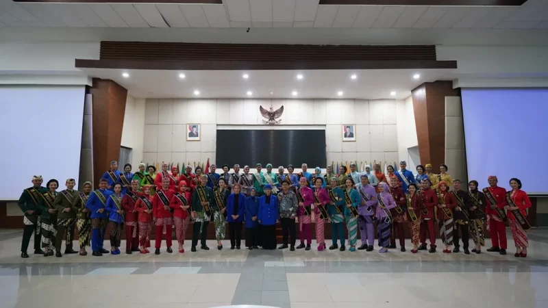 Sebanyak 54 peserta dari 27 kabupaten/kota siap bersaing di pemilihan Mojang Jajaka Jawa Barat 2025, di Trans Convention Centre, Kota Bandung, Minggu (20/7/2025).(Foto:deram/dara)
