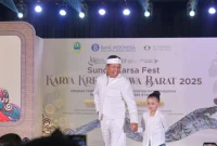 Gubernur Jawa Barat Dedi Mulyadi mengapresiasi terselenggaranya acara Sunda Karya Fest dalam Karya Kreatif Jawa Barat (KKJB) 2025, yang digelar di Trans Hotel Bandung, Jumat (18/7/2025) malam.(Foto: deram/dara)
