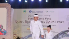 Gubernur Jawa Barat Dedi Mulyadi mengapresiasi terselenggaranya acara Sunda Karya Fest dalam Karya Kreatif Jawa Barat (KKJB) 2025, yang digelar di Trans Hotel Bandung, Jumat (18/7/2025) malam.(Foto: deram/dara)
