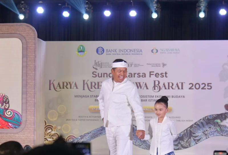 Gubernur Jawa Barat Dedi Mulyadi mengapresiasi terselenggaranya acara Sunda Karya Fest dalam Karya Kreatif Jawa Barat (KKJB) 2025, yang digelar di Trans Hotel Bandung, Jumat (18/7/2025) malam.(Foto: deram/dara)
