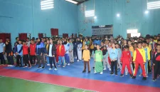 
Wakil Bupati Cirebon, H. Agus Kurniawan Budiman membuka Kejuaraan Karate Pelajar di GOR Plumbon.(Foto: Bambang|dara)

