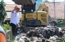 
Wakil Bupati Cirebon, H. Agus Kurniawan Budiman turun langsung mengangkut sampah di Desa Kertawinangun, Kecamatan Kedawung. (Foto: Bambang/dara)
