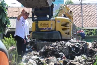 
Wakil Bupati Cirebon, H. Agus Kurniawan Budiman turun langsung mengangkut sampah di Desa Kertawinangun, Kecamatan Kedawung. (Foto: Bambang/dara)
