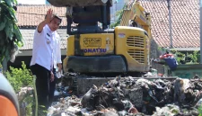 
Wakil Bupati Cirebon, H. Agus Kurniawan Budiman turun langsung mengangkut sampah di Desa Kertawinangun, Kecamatan Kedawung. (Foto: Bambang/dara)
