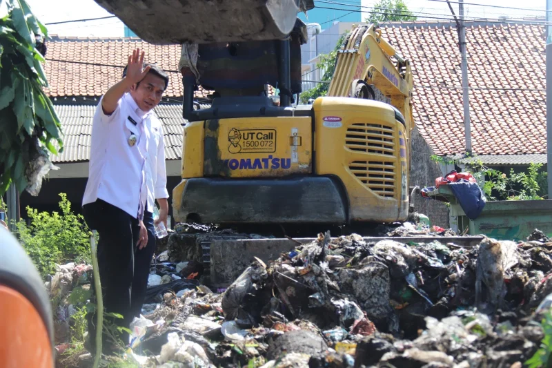 
Wakil Bupati Cirebon, H. Agus Kurniawan Budiman turun langsung mengangkut sampah di Desa Kertawinangun, Kecamatan Kedawung. (Foto: Bambang/dara)
