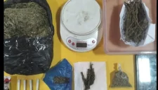 
Polisi menyita sejumlah barang bukti yang diduga kuat berkaitan dengan tindak pidana narkotika. (Foto: yudi/dara)
