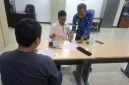 Ridho (duduk) serius mendengar petunjuk sang mentor saat melaksanakan tugasnya (Foto: Istimewa)