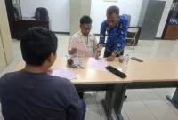 Ridho (duduk) serius mendengar petunjuk sang mentor saat melaksanakan tugasnya (Foto: Istimewa)